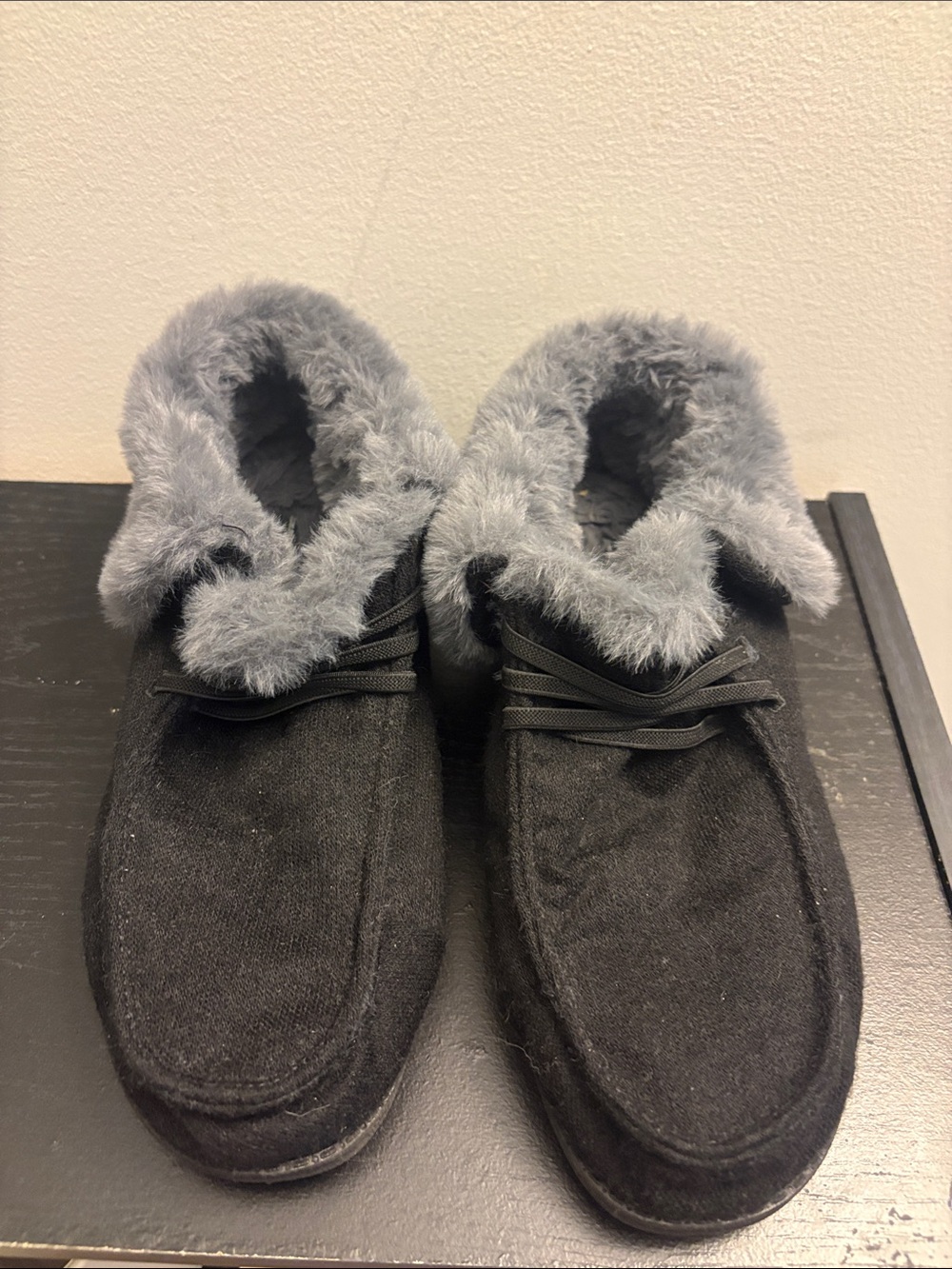 Tommy Bahama Black Slip-On Slippers with Gray Faux-Fur Collar